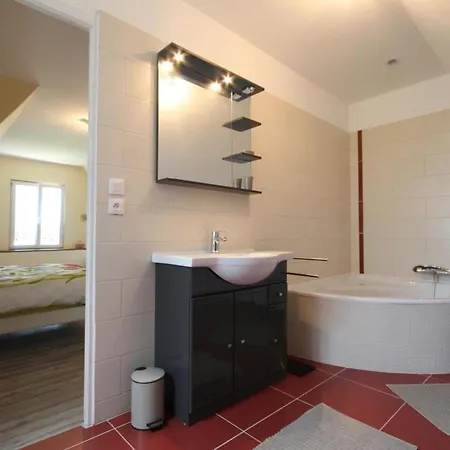 Charmante Maison Avec Jardin Clos Et Cheminée, Idéale En Famille - Fr-1-497-115