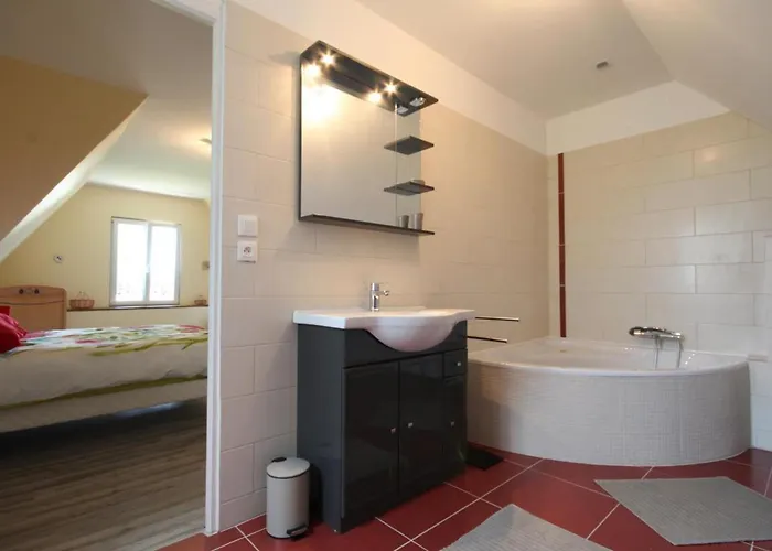 Charmante Maison Avec Jardin Clos Et Cheminée, Idéale En Famille - Fr-1-497-115